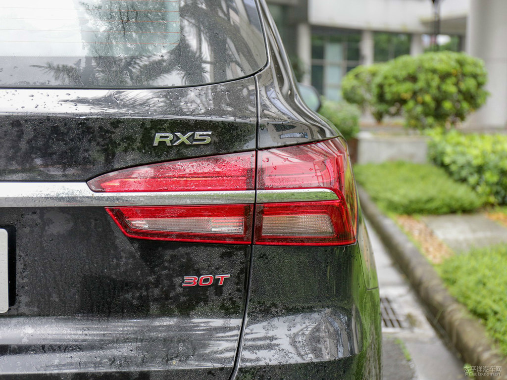 伯爵黑榮威RX5車尾外觀圖片