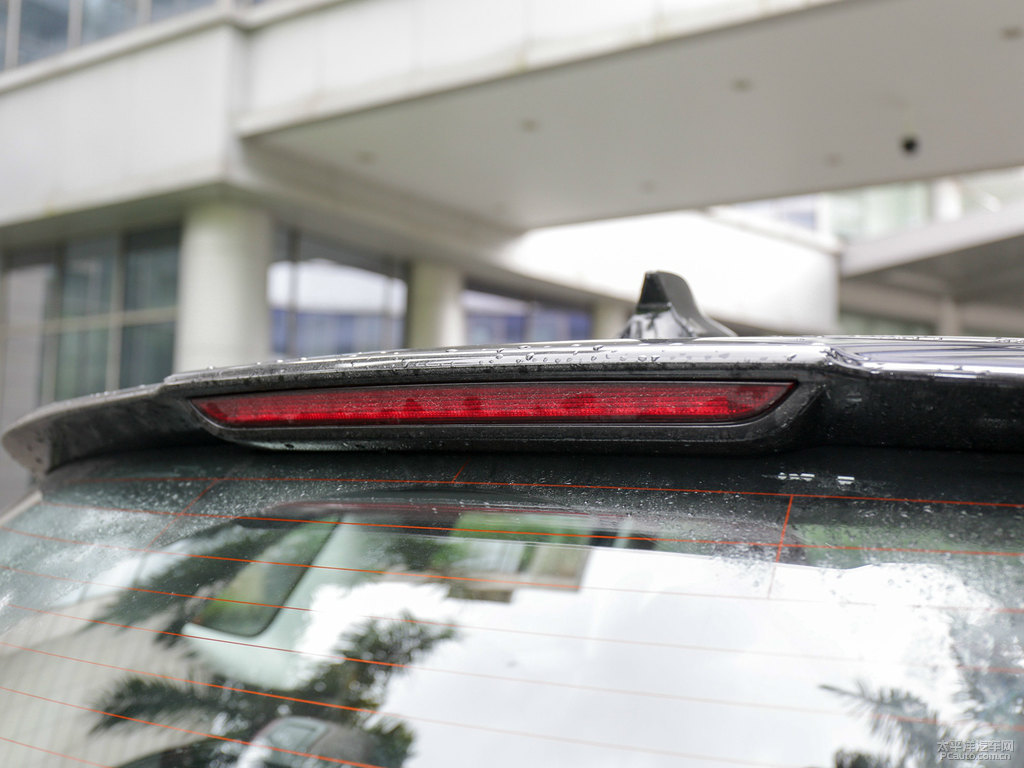 伯爵黑榮威RX5車尾外觀圖片