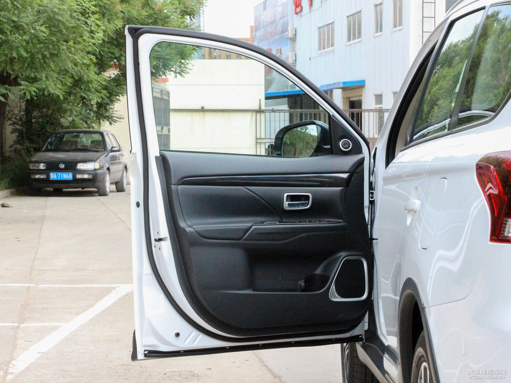 珍珠白歐藍(lán)德車廂內(nèi)飾圖片