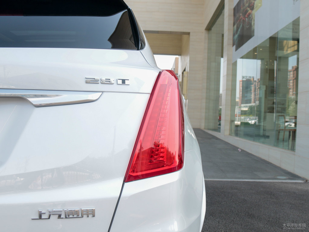 鉆白凱迪拉克XT5車尾外觀圖片