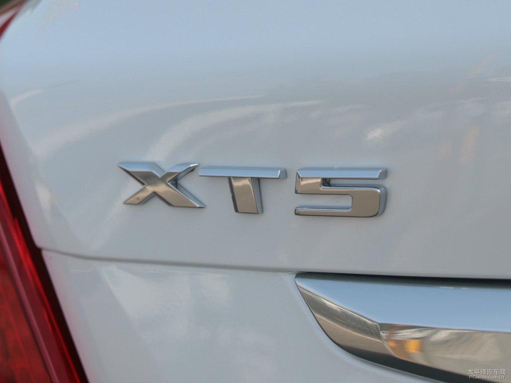 鉆白凱迪拉克XT5車尾外觀圖片