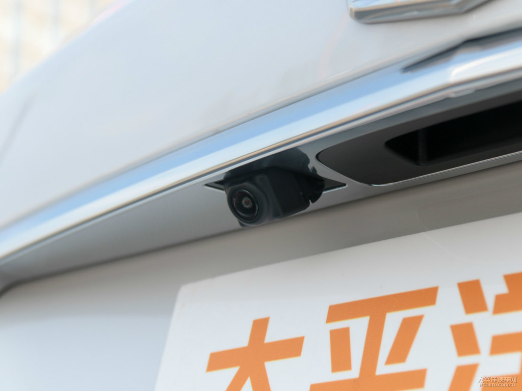 鉆白凱迪拉克XT5車尾外觀圖片