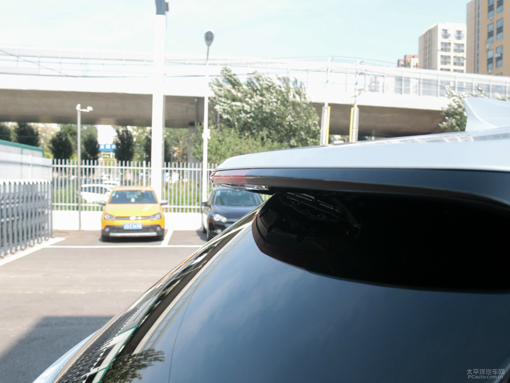 鉆白凱迪拉克XT5車尾外觀圖片
