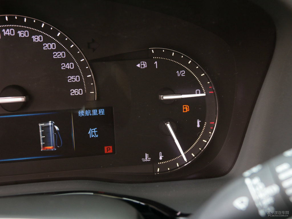 鉆白凱迪拉克XT5中控內(nèi)飾圖片