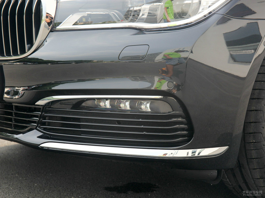 黑色寶馬7系車頭外觀圖片