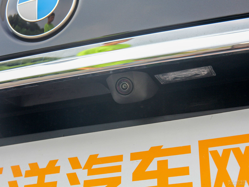 黑色寶馬7系車尾外觀圖片