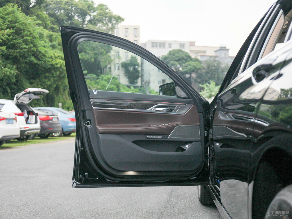 黑色寶馬7系車廂內(nèi)飾圖片