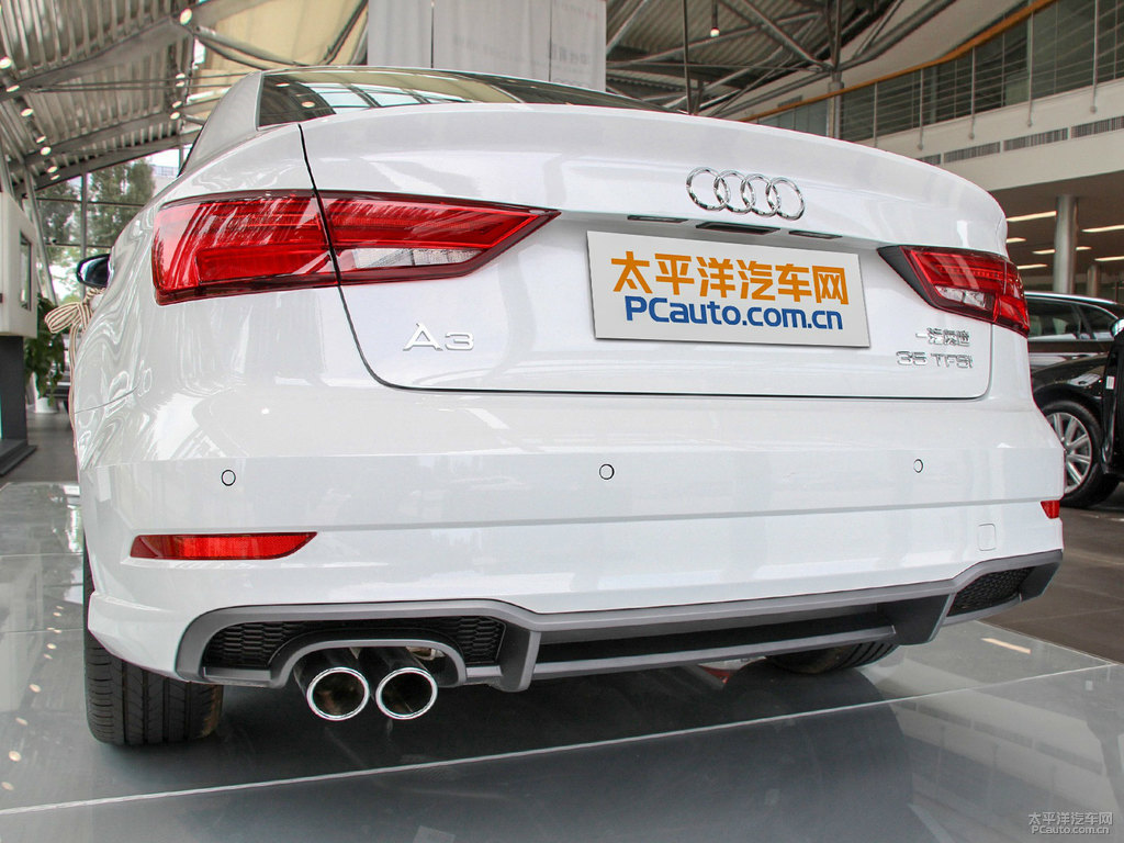 冰川白奧迪A3車尾外觀圖片