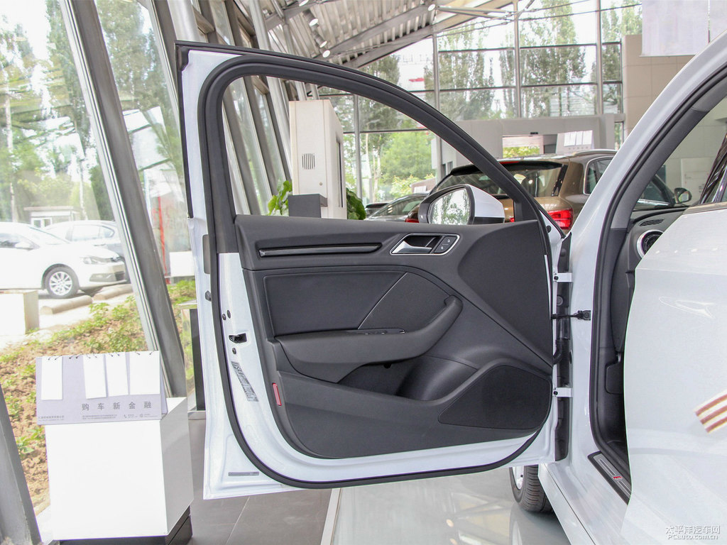 冰川白奧迪A3車廂內(nèi)飾圖片