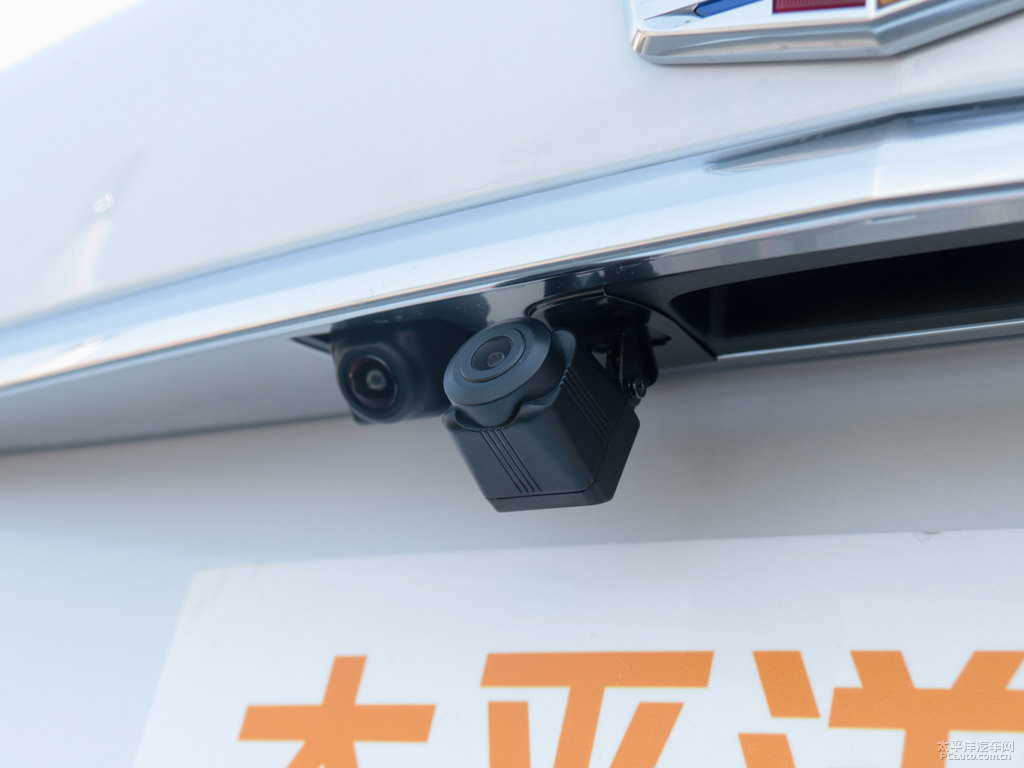 鉆白凱迪拉克XT5車尾外觀圖片