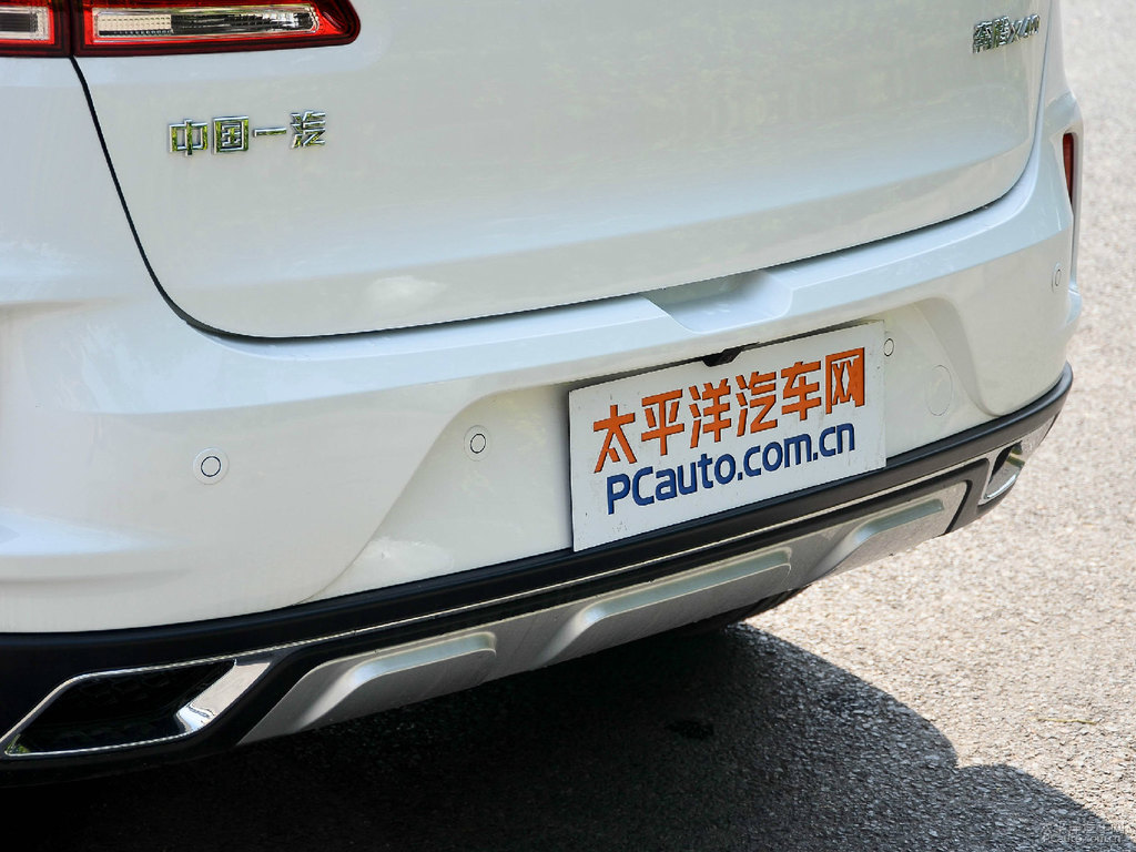 北極白奔騰X40車尾外觀圖片