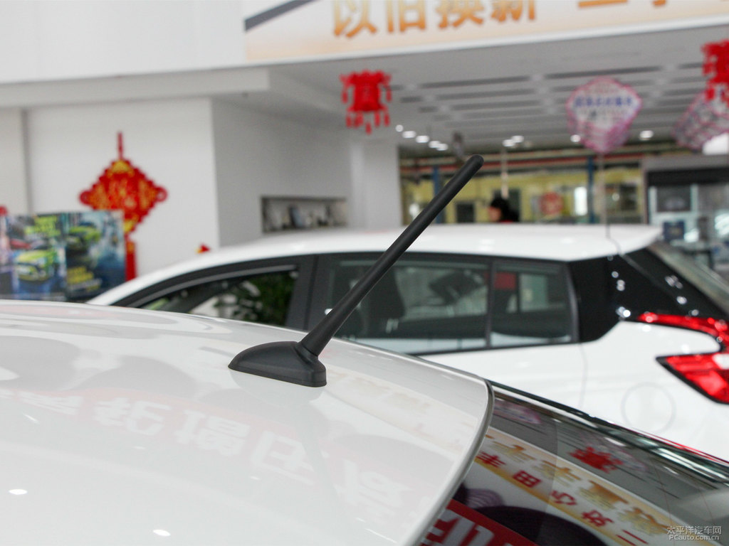 天際白YARiS L 致享車身外觀圖片