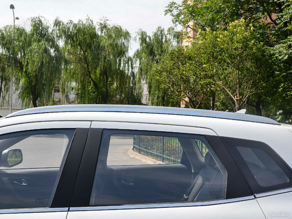 北極白奔騰X40車身外觀圖片
