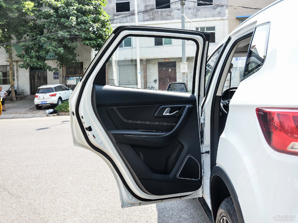 北極白奔騰X40車廂內(nèi)飾圖片