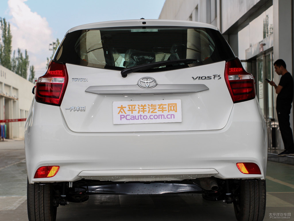 極光白威馳FS車尾外觀圖片