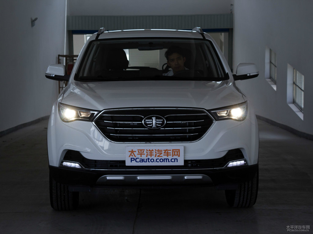 北極白奔騰X40車頭外觀圖片