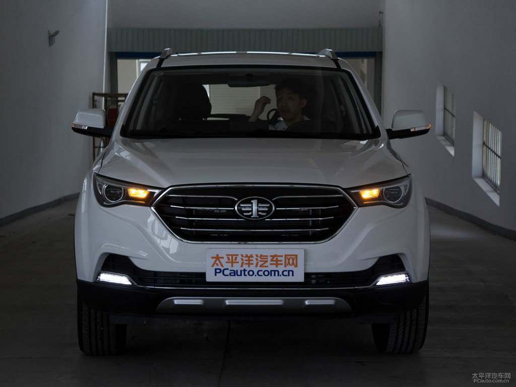北極白奔騰X40車頭外觀圖片