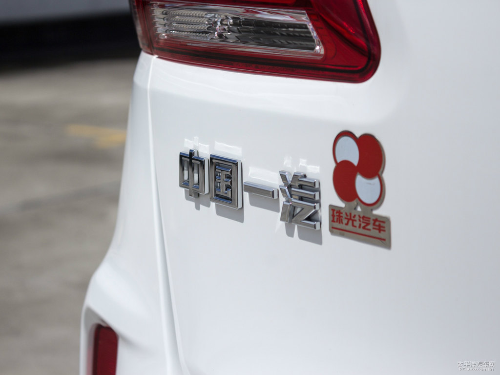 北極白奔騰X40車身外觀圖片