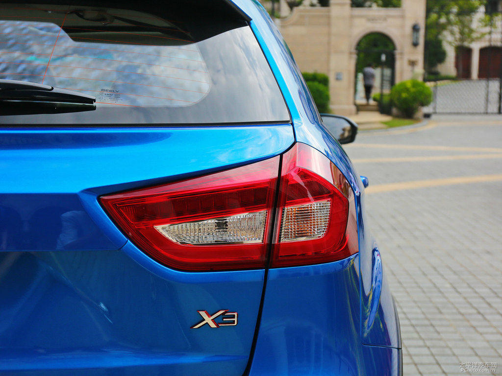 寶石藍(lán)遠(yuǎn)景X3車尾外觀圖片