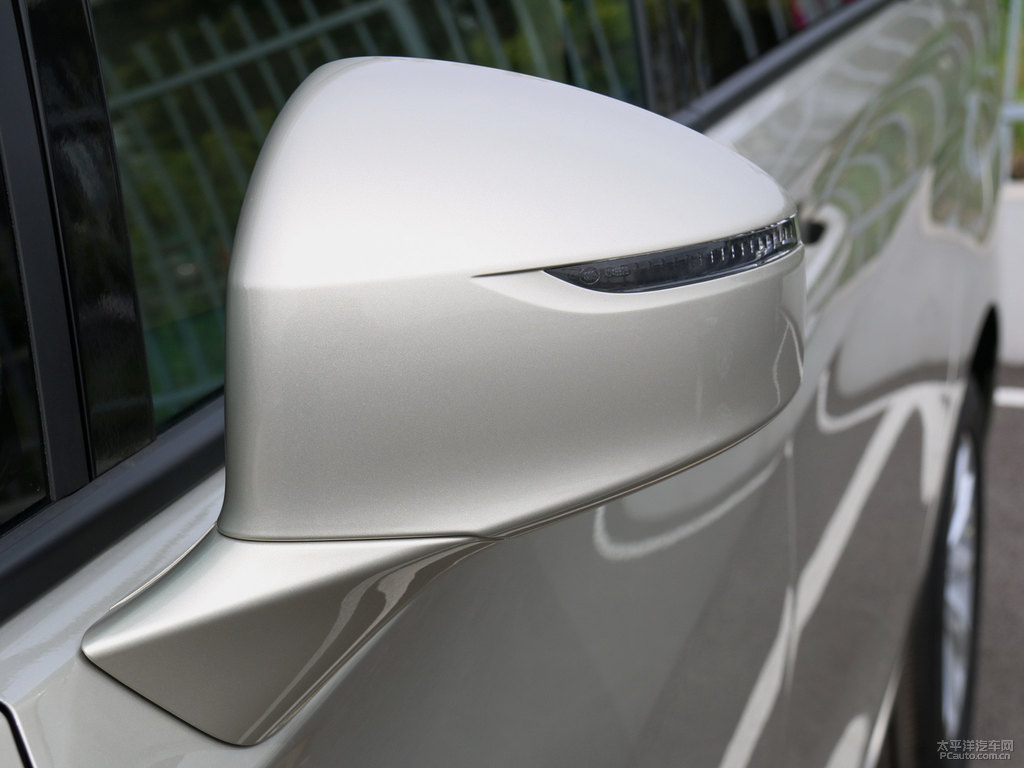 香檳金別克GL8車身外觀圖片
