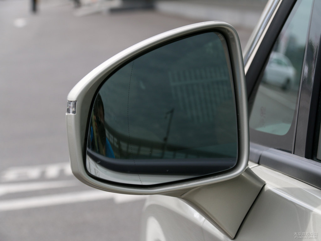 香檳金別克GL8車身外觀圖片