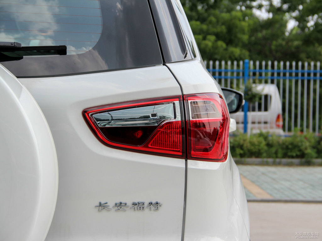 典雅白翼搏車尾外觀圖片