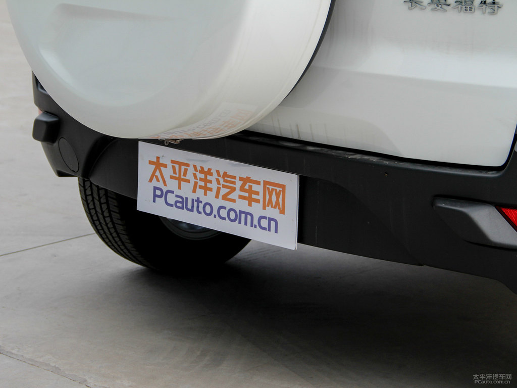 典雅白翼搏車尾外觀圖片