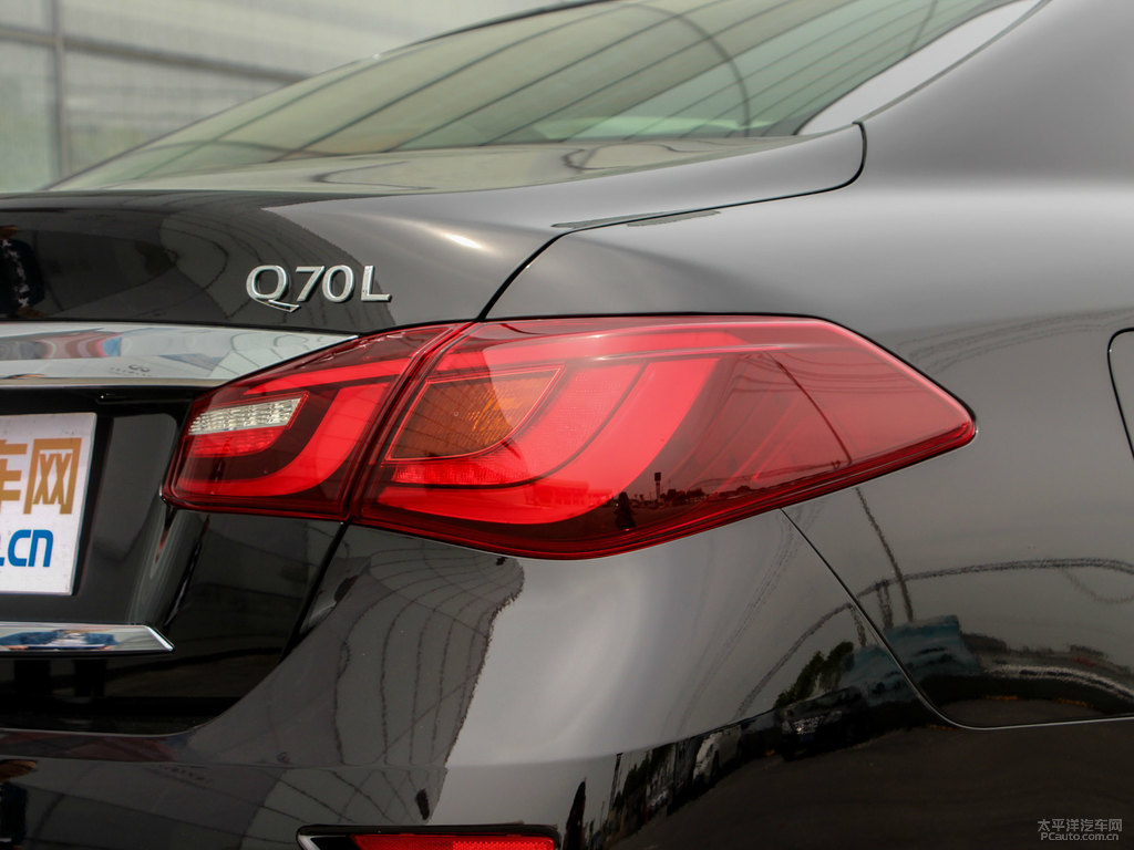 琉璃黑英菲尼迪Q70L車尾外觀圖片