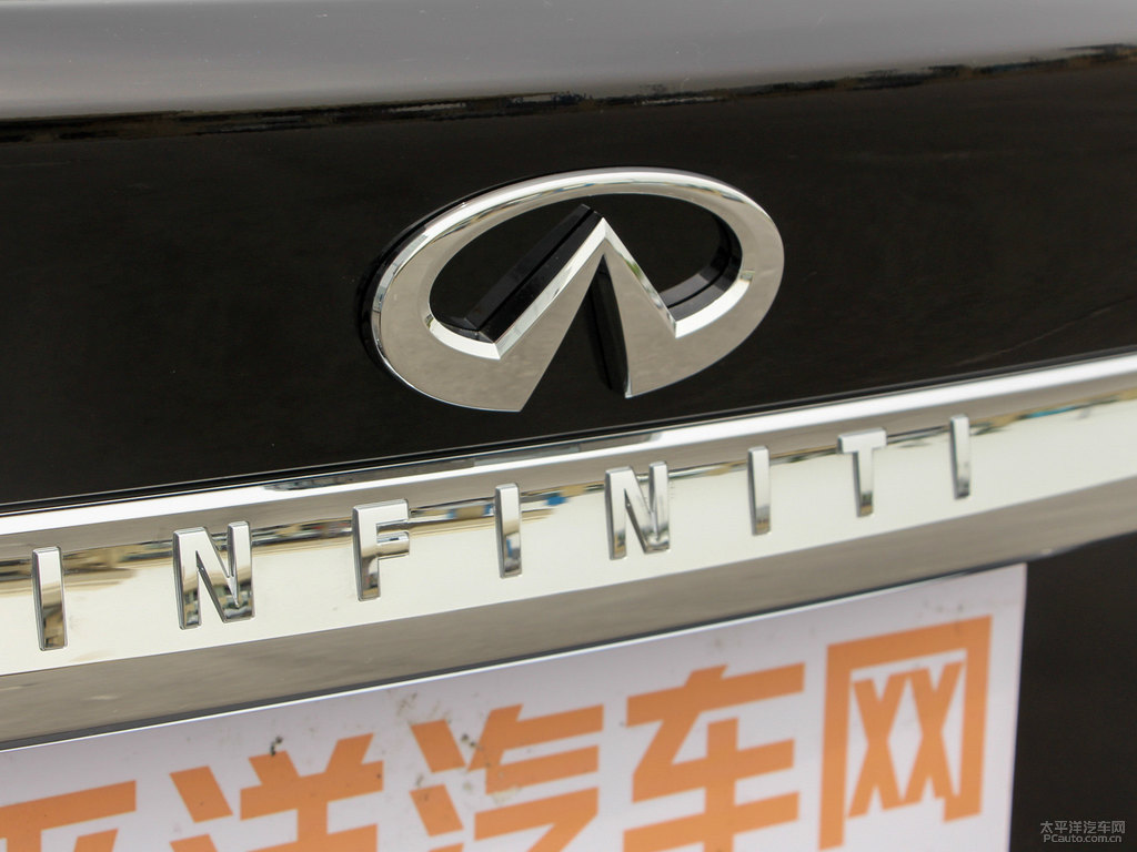 琉璃黑英菲尼迪Q70L車尾外觀圖片