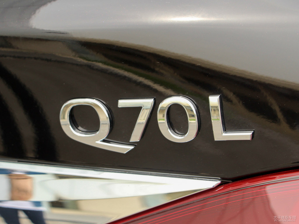 琉璃黑英菲尼迪Q70L車尾外觀圖片