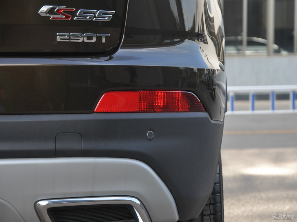 金縷棕長(zhǎng)安CS55車尾外觀圖片