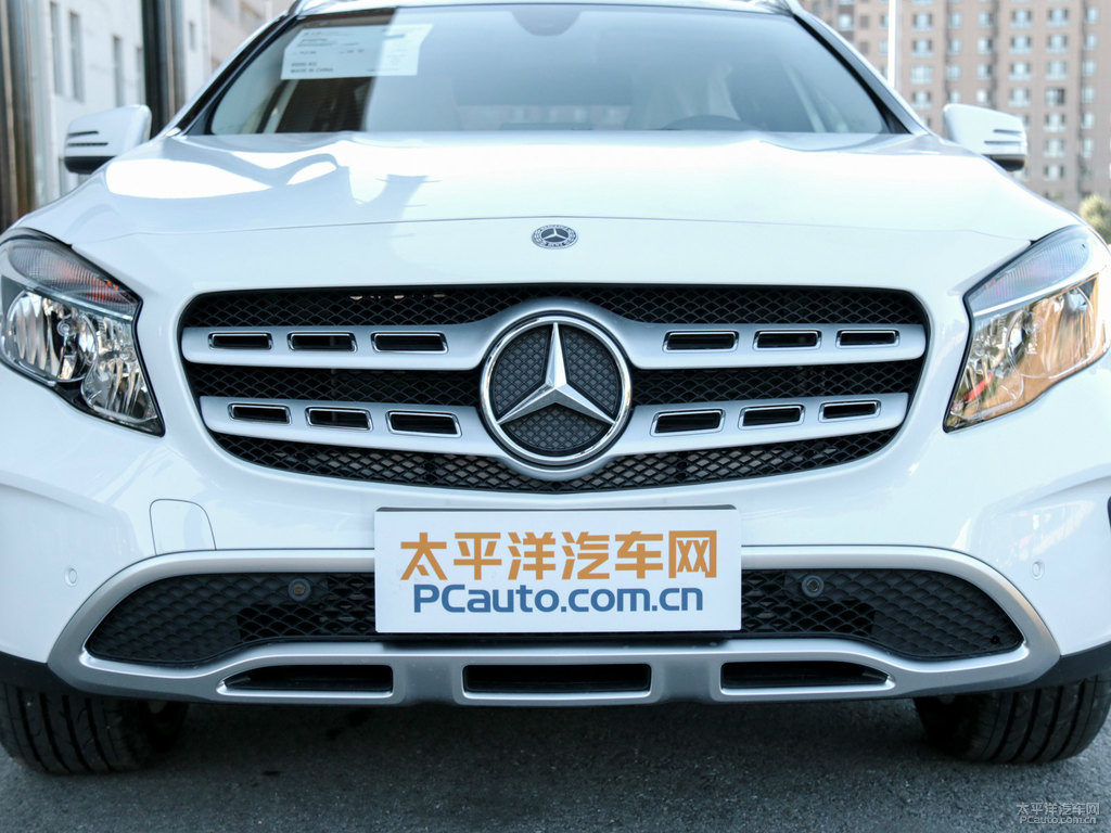 北極白奔馳GLA車頭外觀圖片