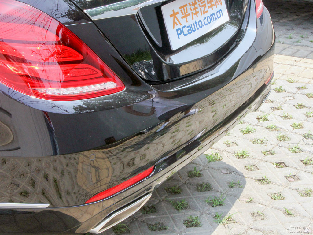 曜巖黑奔馳S級(jí)車尾外觀圖片