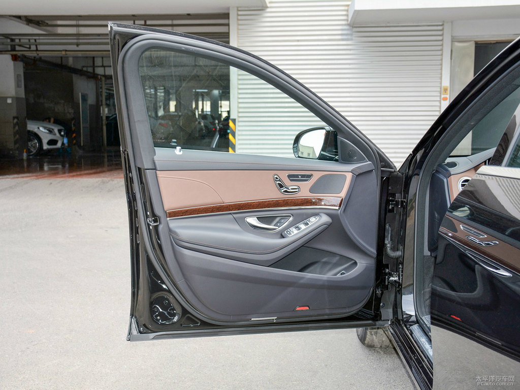 曜巖黑奔馳S級車廂內(nèi)飾圖片