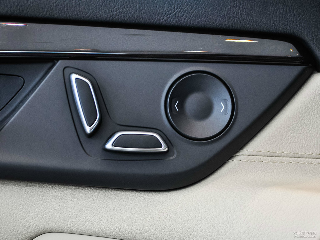曜黑凱迪拉克CT6車廂內(nèi)飾圖片