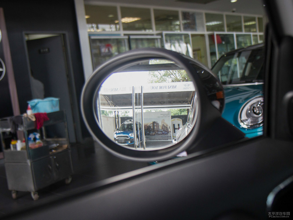 ɫMINI COUNTRYMAN܇^DƬ