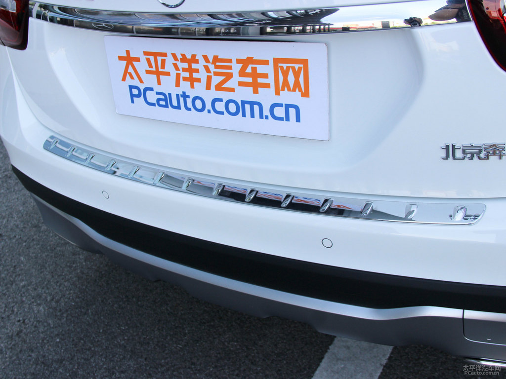 北極白奔馳GLA車尾外觀圖片