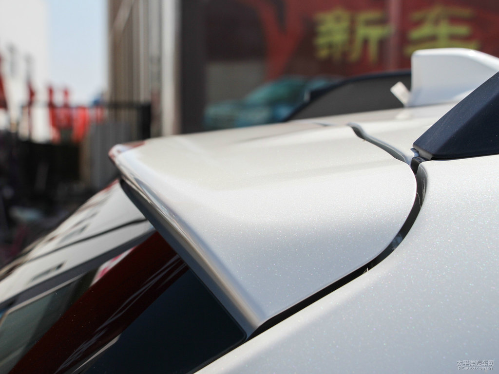 水晶珠光白斯巴魯XV車尾外觀圖片