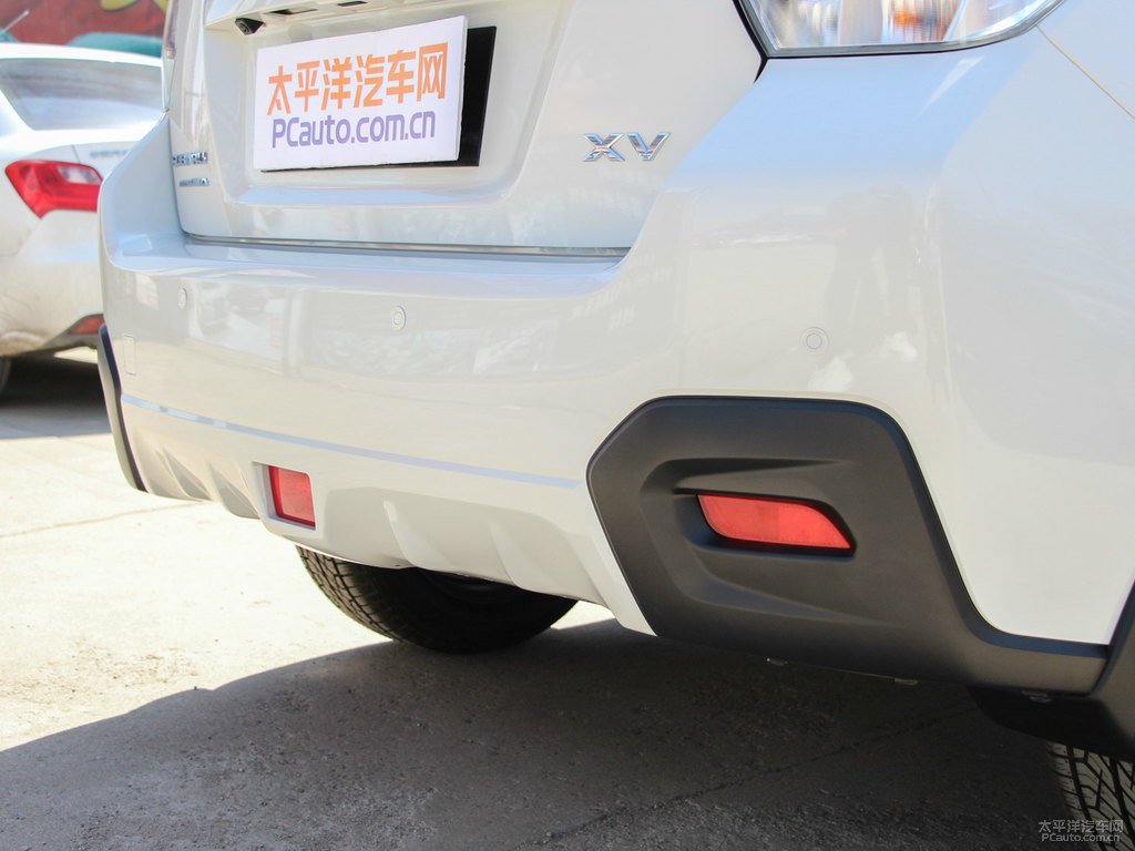 水晶珠光白斯巴魯XV車尾外觀圖片