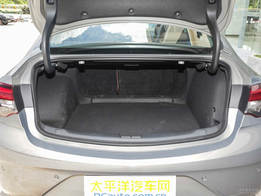 亞麻金君威后備廂空間圖片