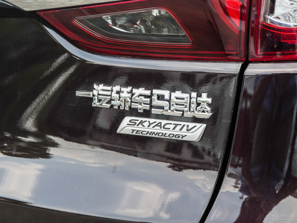 紫晶檀馬自達CX-4車尾外觀圖片