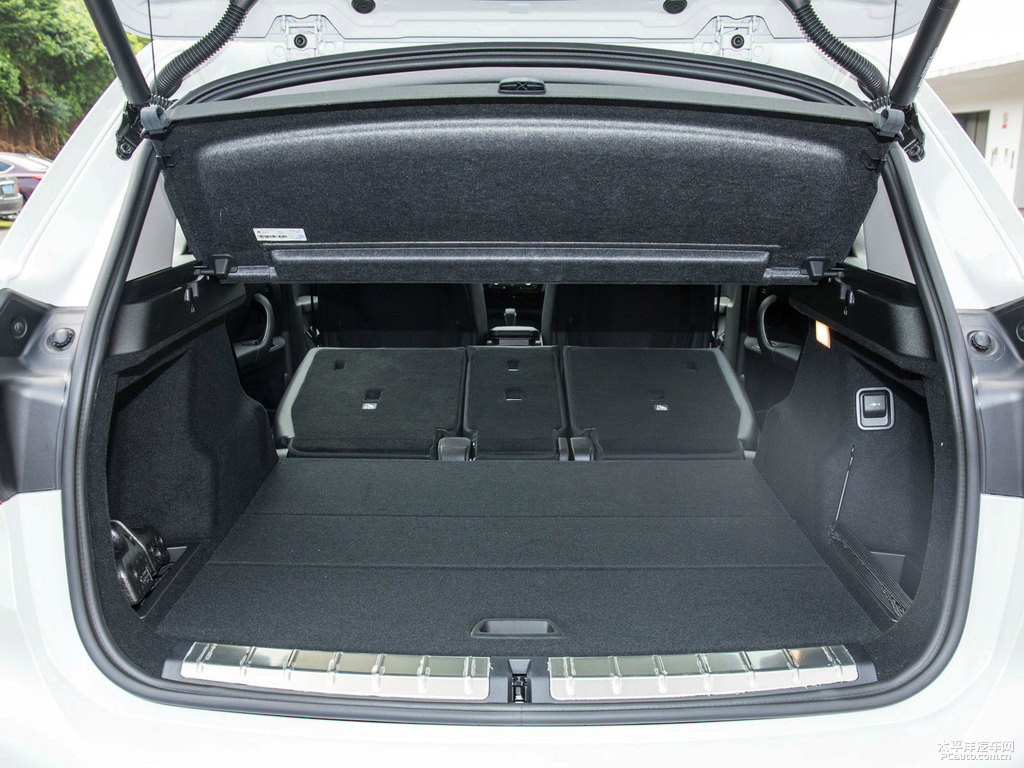 礦石白寶馬X1后備廂空間圖片