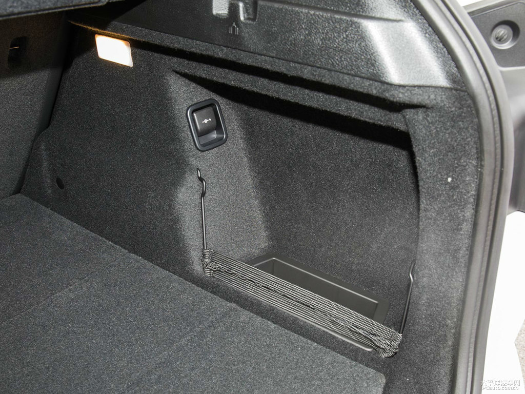 礦石白寶馬X1后備廂空間圖片