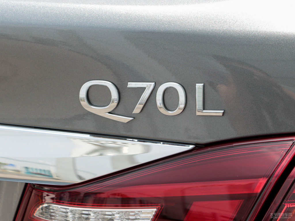 鉑金灰英菲尼迪Q70L車尾外觀圖片