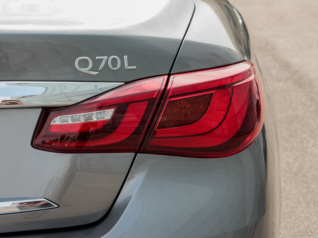 鉑金灰英菲尼迪Q70L車尾外觀圖片