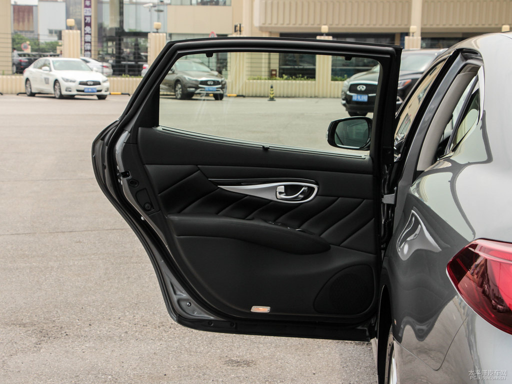 鉑金灰英菲尼迪Q70L車廂內(nèi)飾圖片