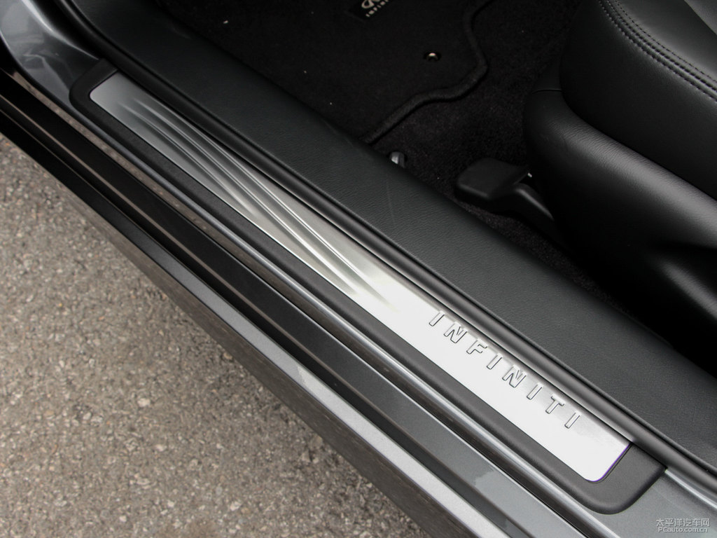 鉑金灰英菲尼迪Q70L車廂內(nèi)飾圖片