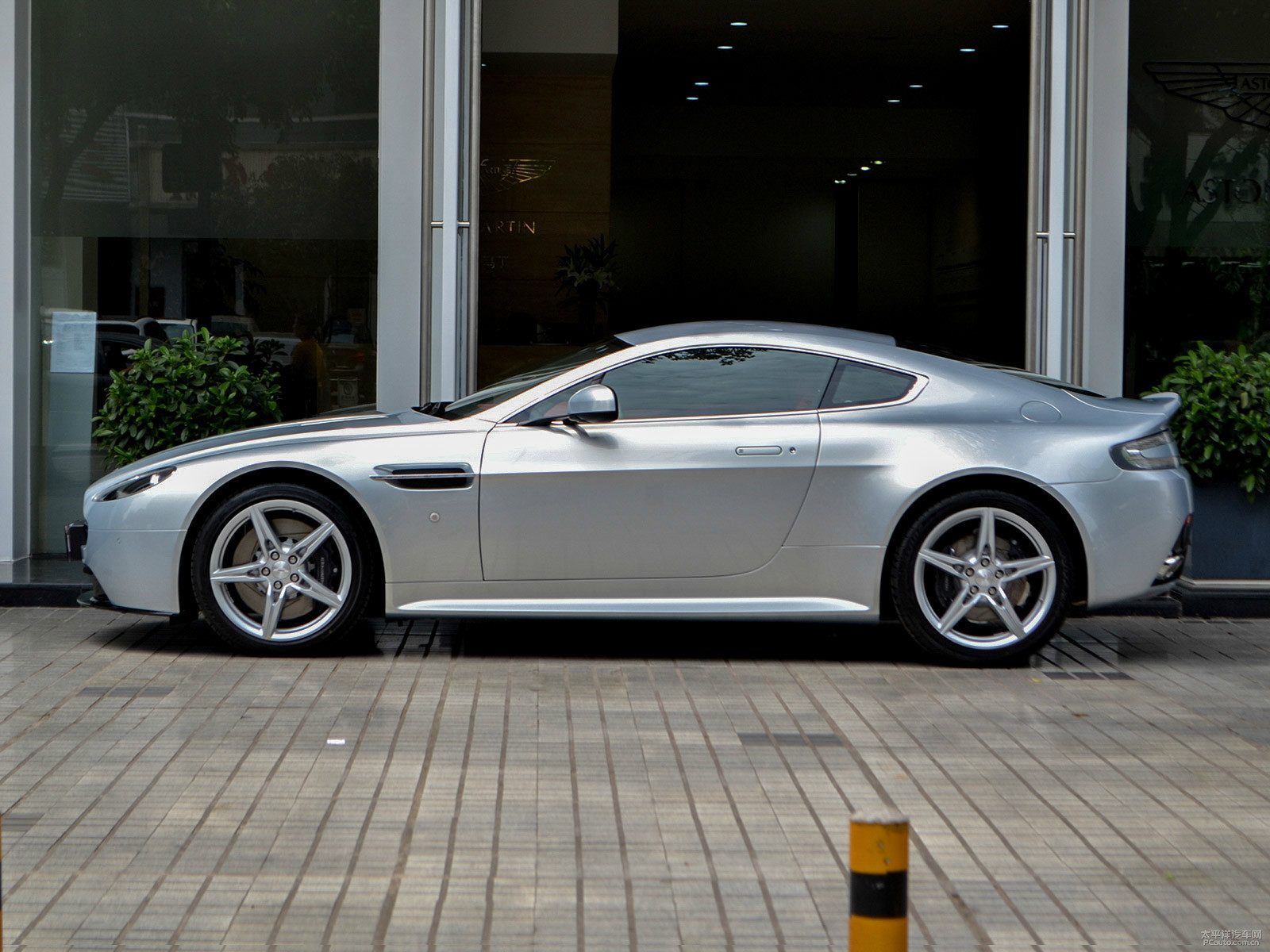 V8 Vantage外觀高清大圖