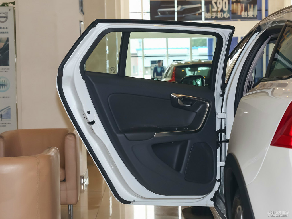 水晶白沃爾沃V60車廂內(nèi)飾圖片