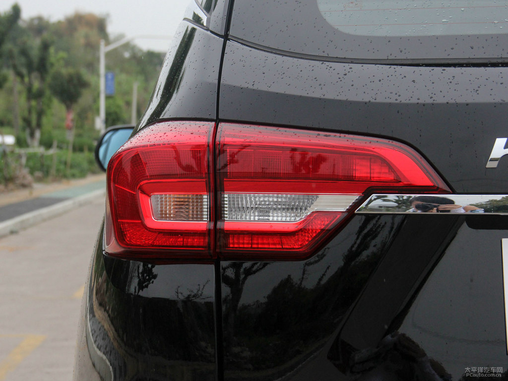 經(jīng)典黑哈弗M6車(chē)尾外觀圖片